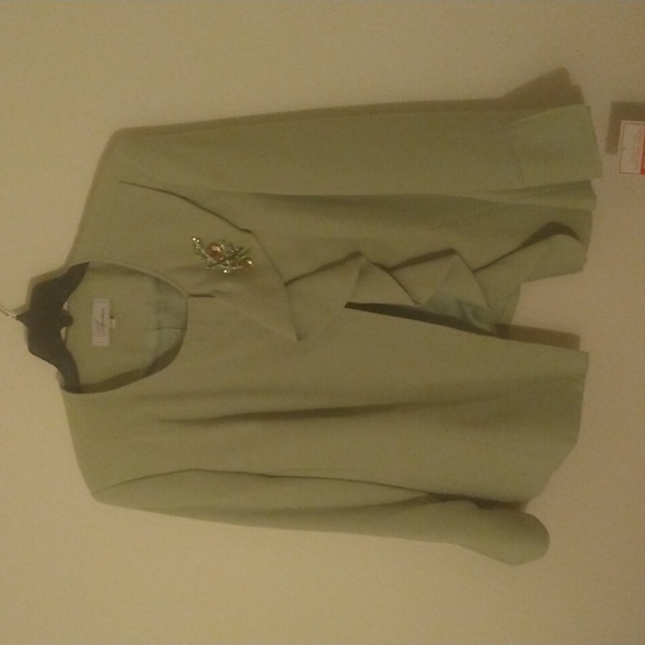 EY Signature Jackets & Blazers - Beautiful avocado green blazer adorned with gorgeous broche